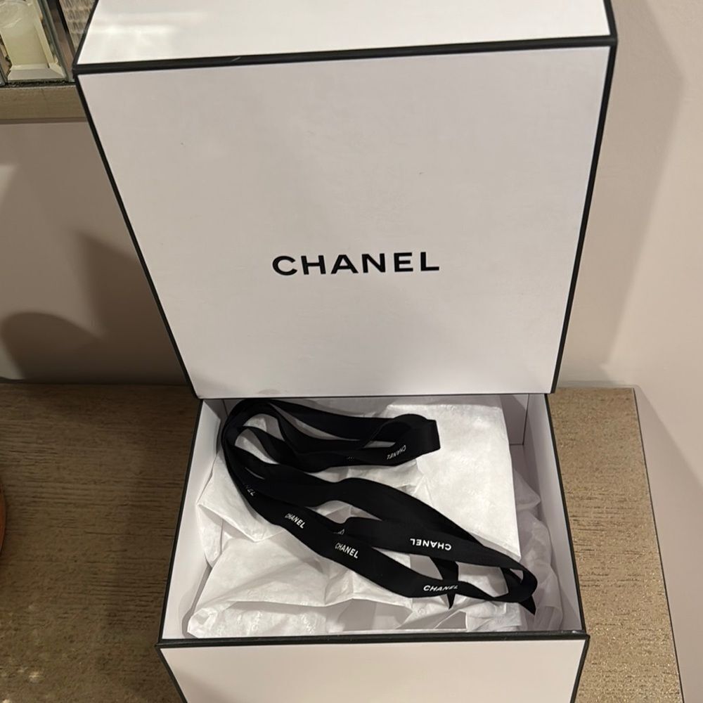 Chanel Gift Box with Cards - Picture 8 of 16